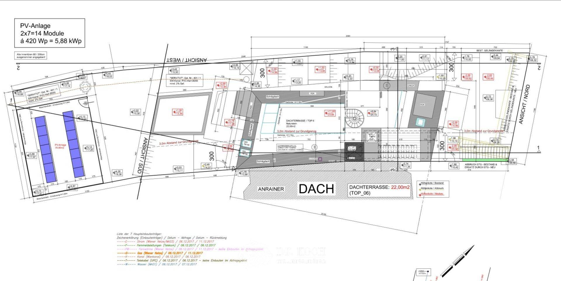 Dachplan mit Photovoltaikanlage und Details zur Dachterrasse.