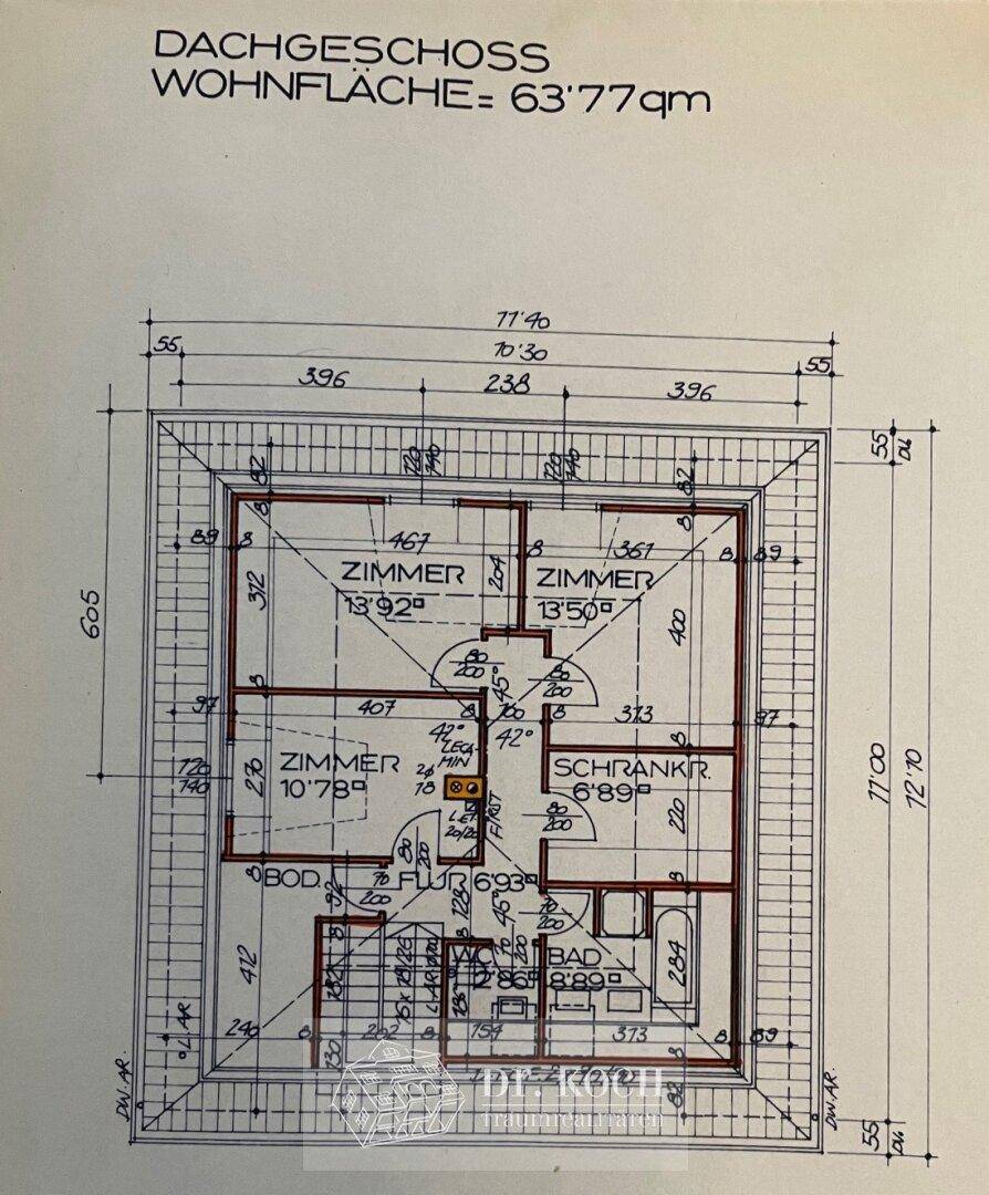 Grundriss des Dachgeschosses mit mehreren Zimmern und einem Badezimmer.