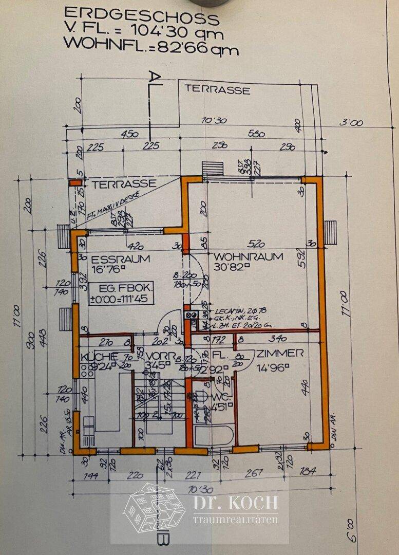 Grundriss des Erdgeschosses mit Wohn- und Essbereich, Küche und Terrasse.