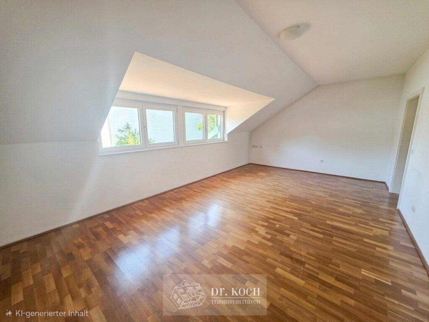 Geräumiges Dachzimmer mit Holzboden und breiter Fensterfront, ideal als Schlaf- oder Arbeitszimmer.