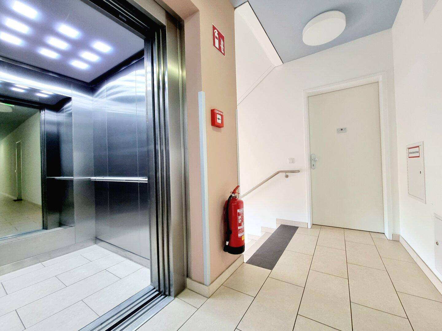 Treppenhaus und Lift