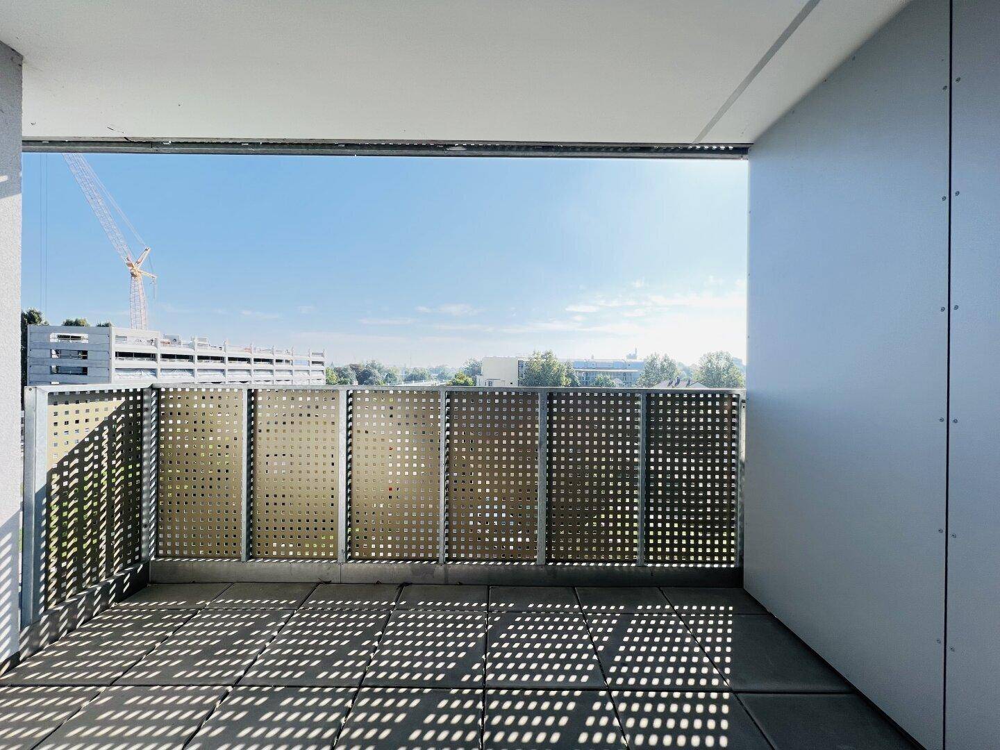 Geräumiger Balkon mit weitem Blick und viel Sonnenlicht.