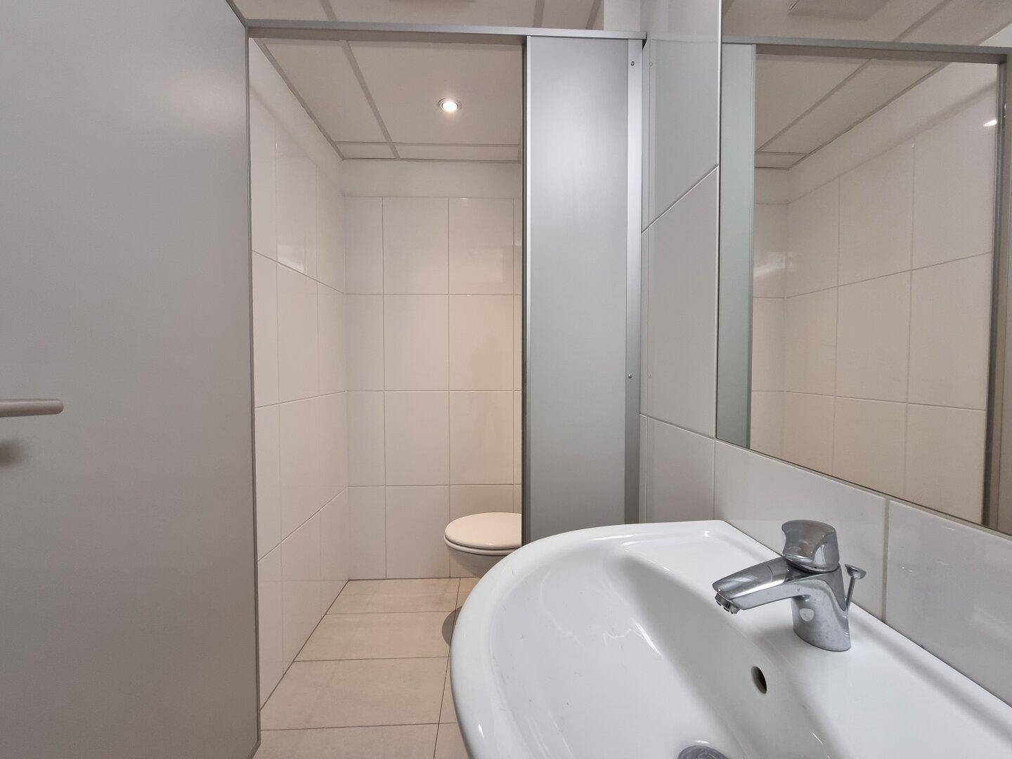Waschgelegenheit + Toilette