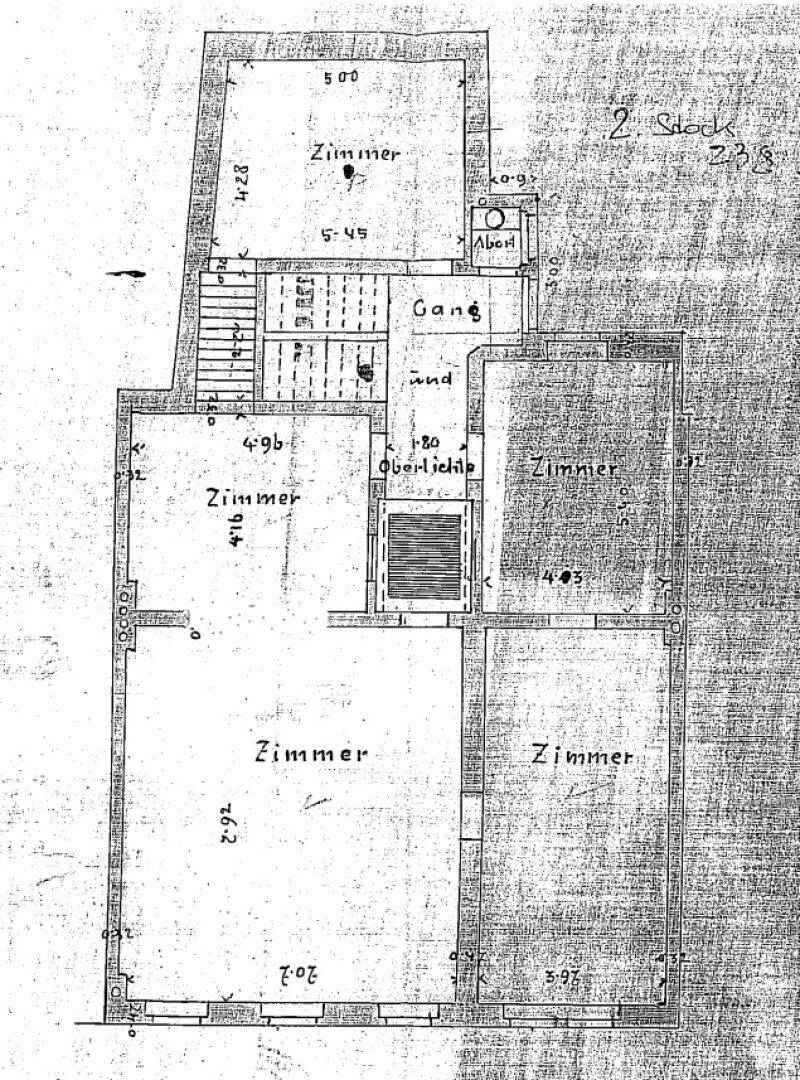Detaillierter Grundriss des zweiten Stocks mit mehreren Zimmern und Abmessungen.