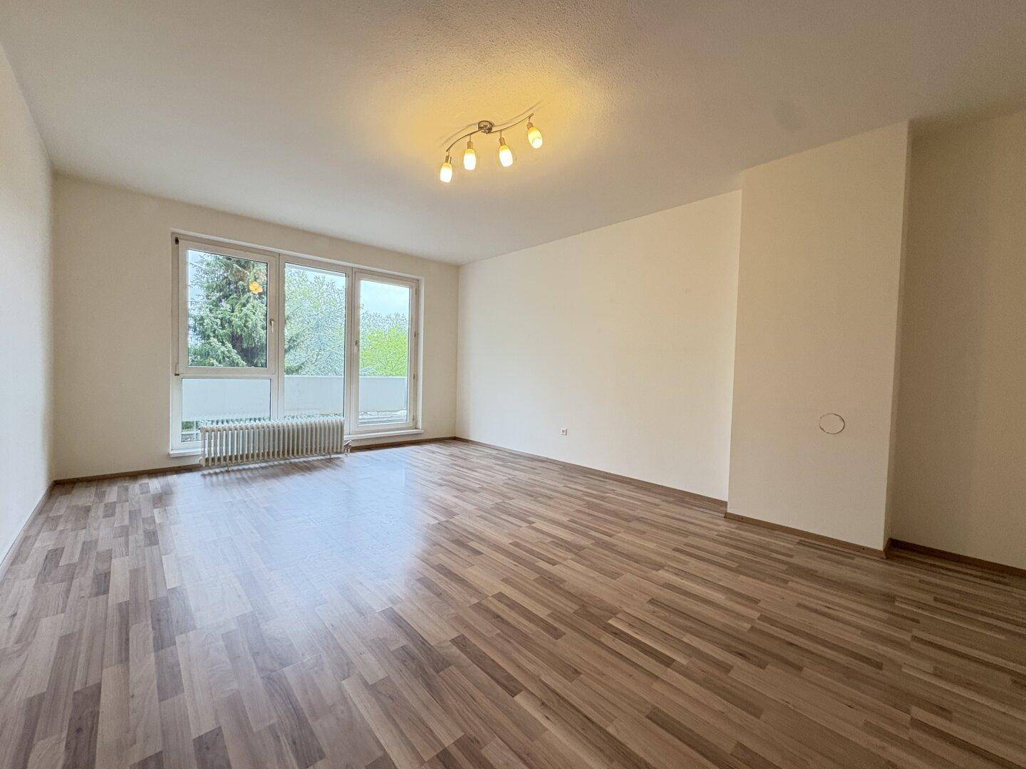 Wohnzimmer mit Loggiazugang
