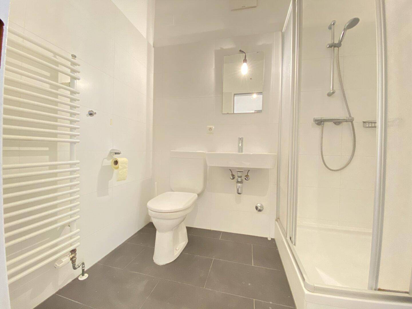 Badezimmer mit Dusche und WC