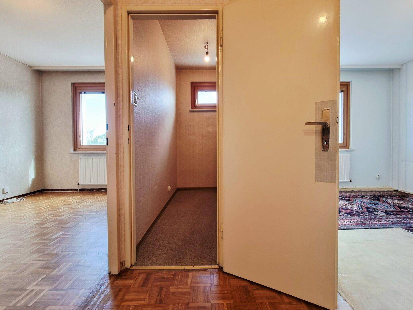 Schrankraum mit Tageslicht / Schlafzimmer