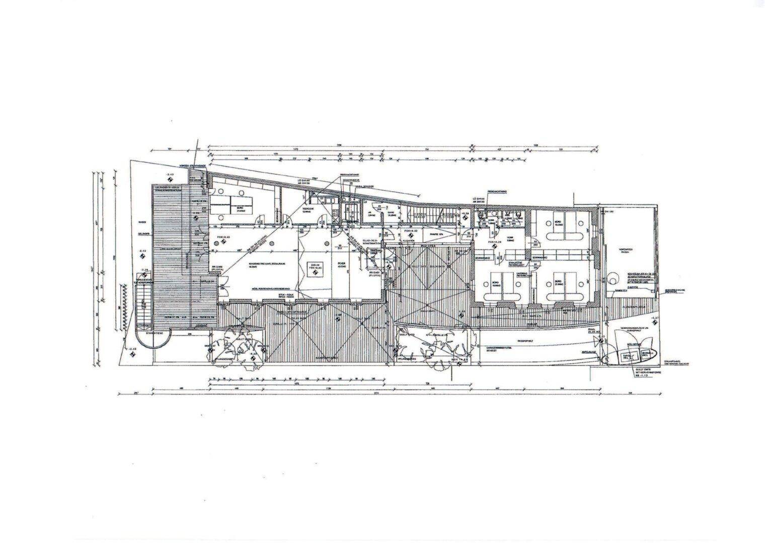 Detaillierter Grundrissplan mit Raumaufteilung und Außenbereichen, inklusive Bemaßungen.