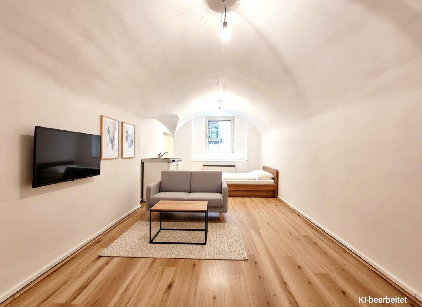Helles Schlafzimmer mit Gewölbedecke, Holzboden und minimalistischer Einrichtung.