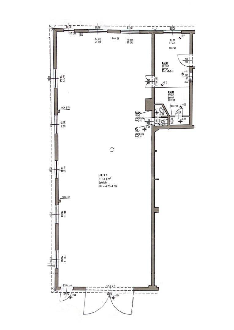 Grundrissplan zeigt eine große Halle mit angrenzenden kleineren Räumen und Sanitäranlagen.