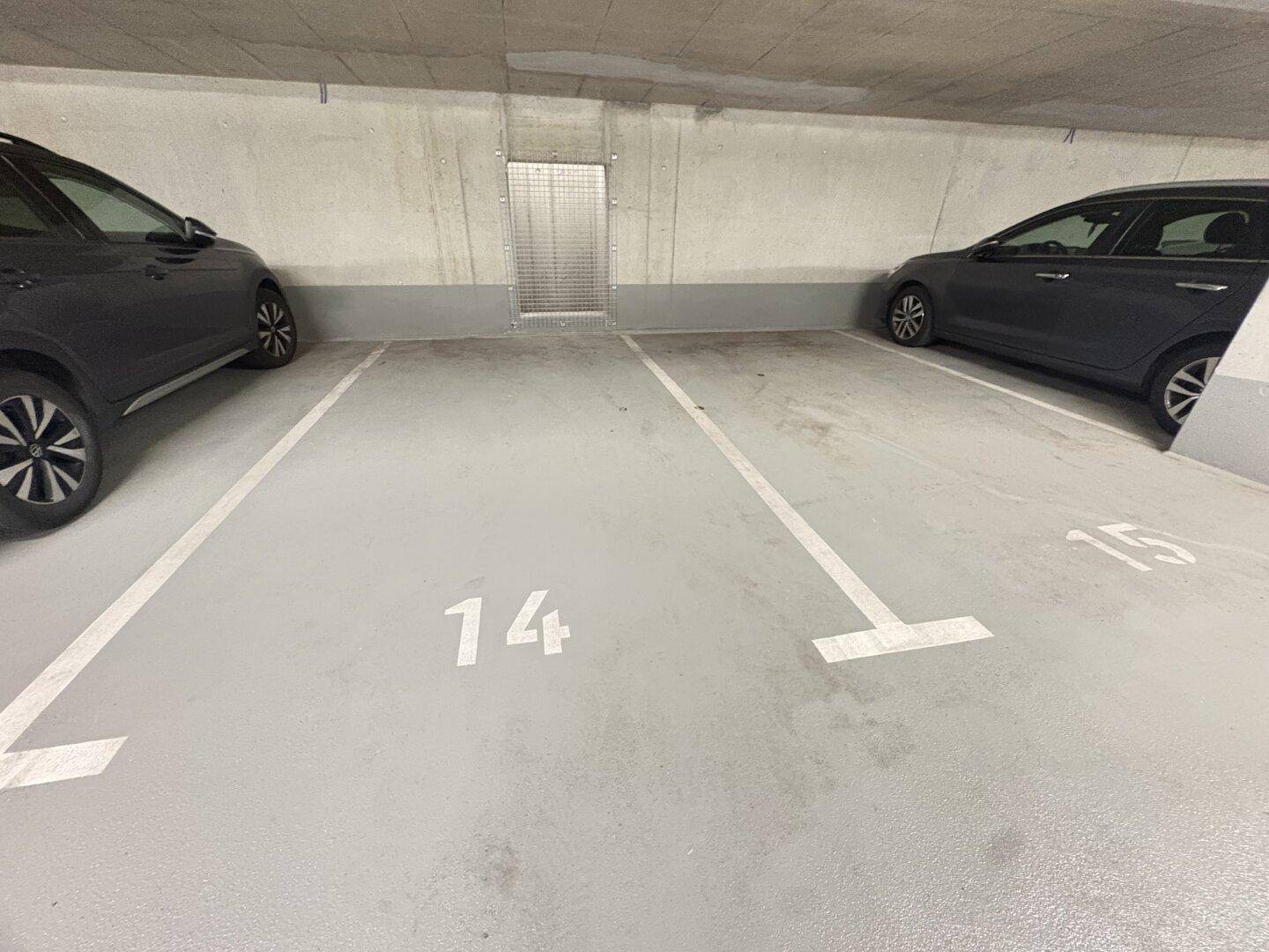 Tiefgaragenstellplätze mit klar markierten Parkbuchten für Fahrzeuge.