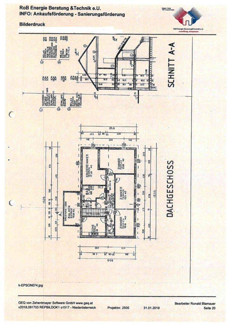 Grundriss des Dachgeschosses mit Balkon und Gebäudeschnitt A-A.