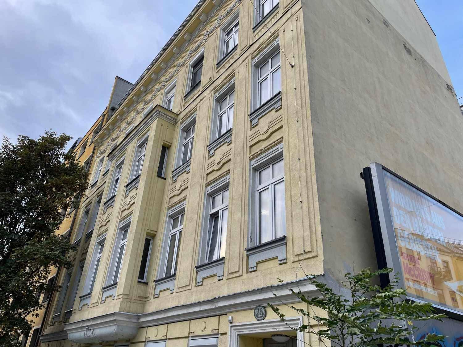 Seitenansicht der historischen Fassade mit dekorativen Elementen und einem Erker.