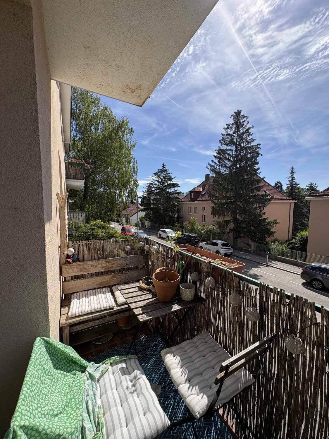 Balkon mit Bambusverkleidung und Blick auf die Straße und die Nachbarschaft.