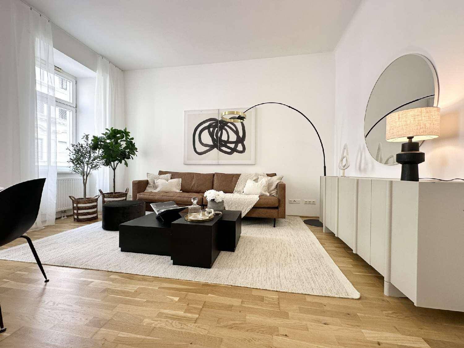 Gemütliches Wohnzimmer mit braunem Sofa, Holzboden und moderner Einrichtung, die eine einladende Atmosphäre schafft.