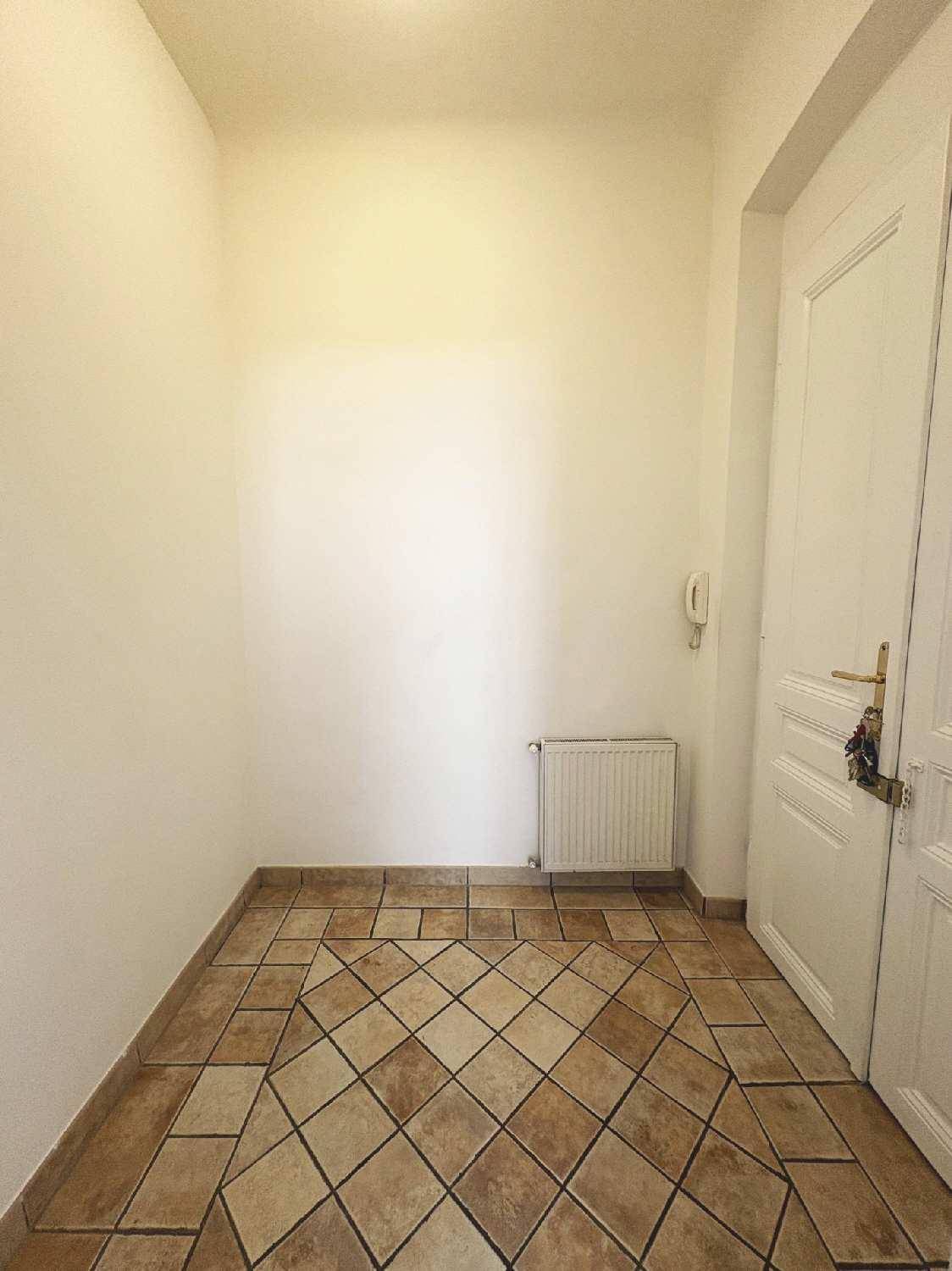 Eingangsbereich mit gemustertem Fliesenboden und Heizkörper, einladend und funktional gestaltet.