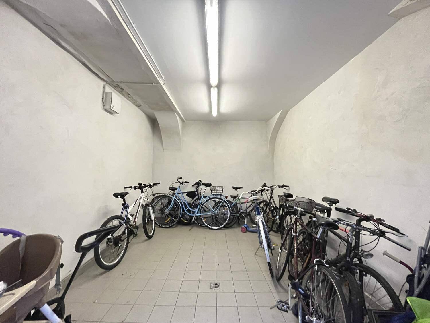Fahrradraum im Keller mit mehreren Fahrrädern und einem robusten Fliesenboden.