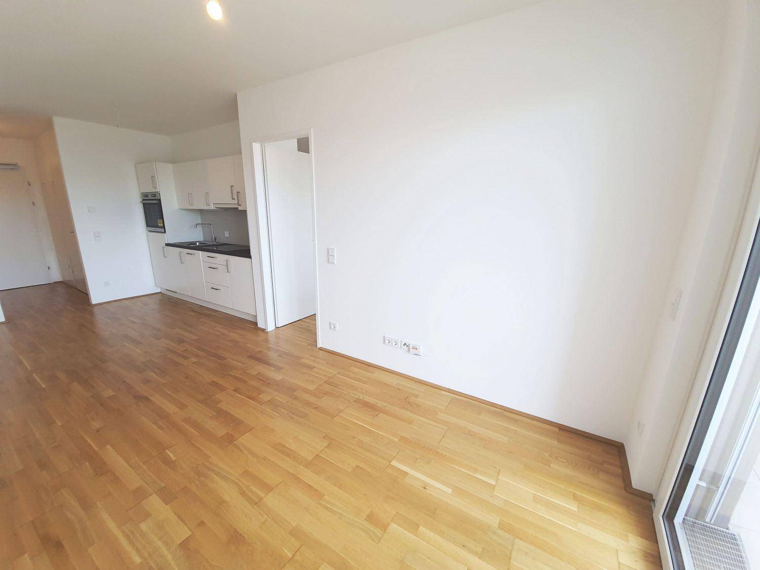 Geräumiger Wohnbereich mit viel Platz für individuelle Gestaltung und direktem Zugang zum Außenbereich.
