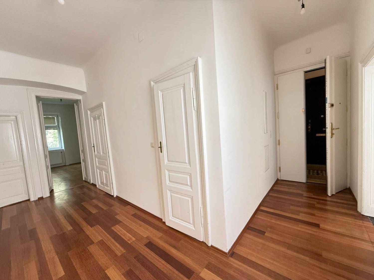 3,5 Zimmer mit großem Balkon warten auf Sie -Stilvolles Altbaujuwel in Bestlage von Währing! – pohled 5