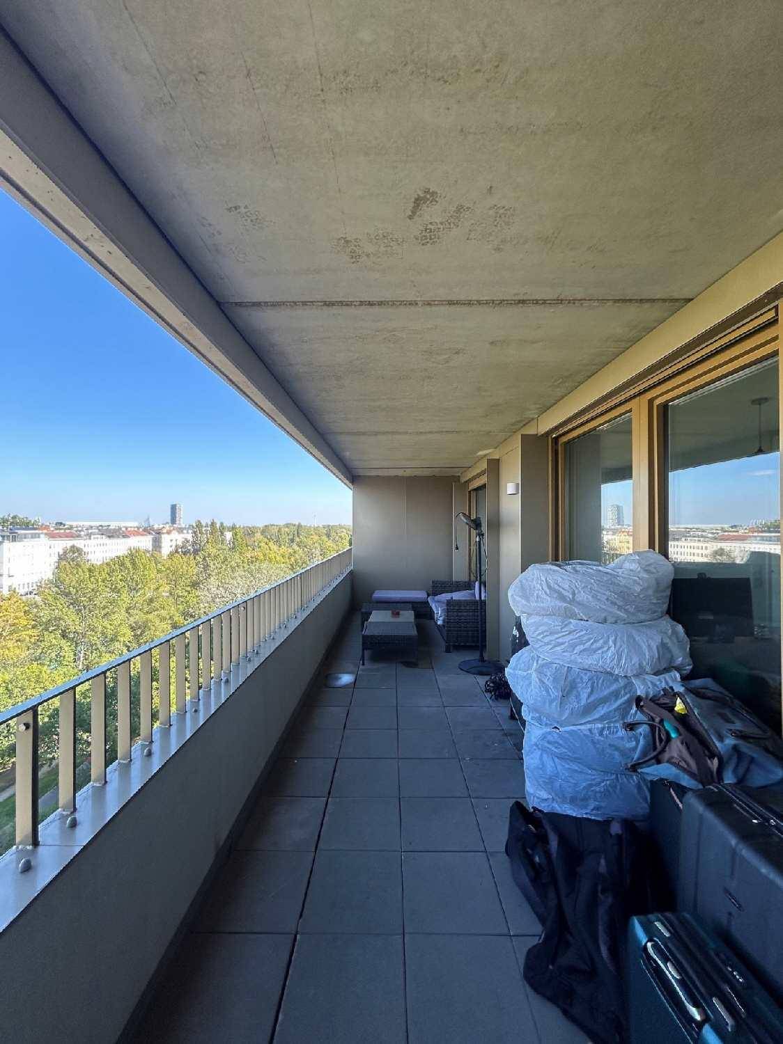 Langer Balkon mit Fliesenboden und weitem Blick über die Umgebung.