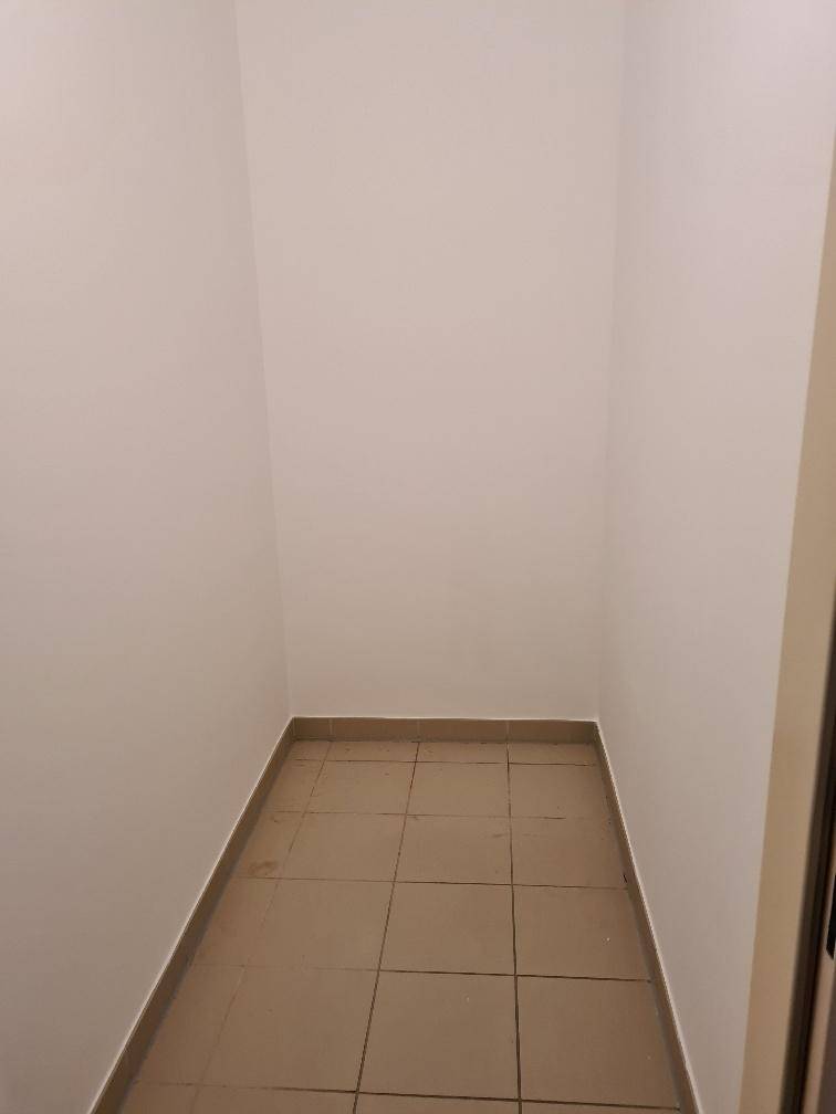 Kleiner Abstellraum mit Fliesenboden, ideal für zusätzlichen Stauraum im Haushalt.