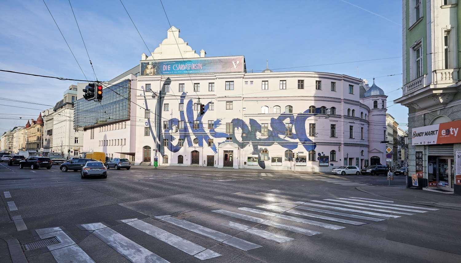 Ansicht der Volksoper Wien mit markanter Fassade und urbanem Umfeld.