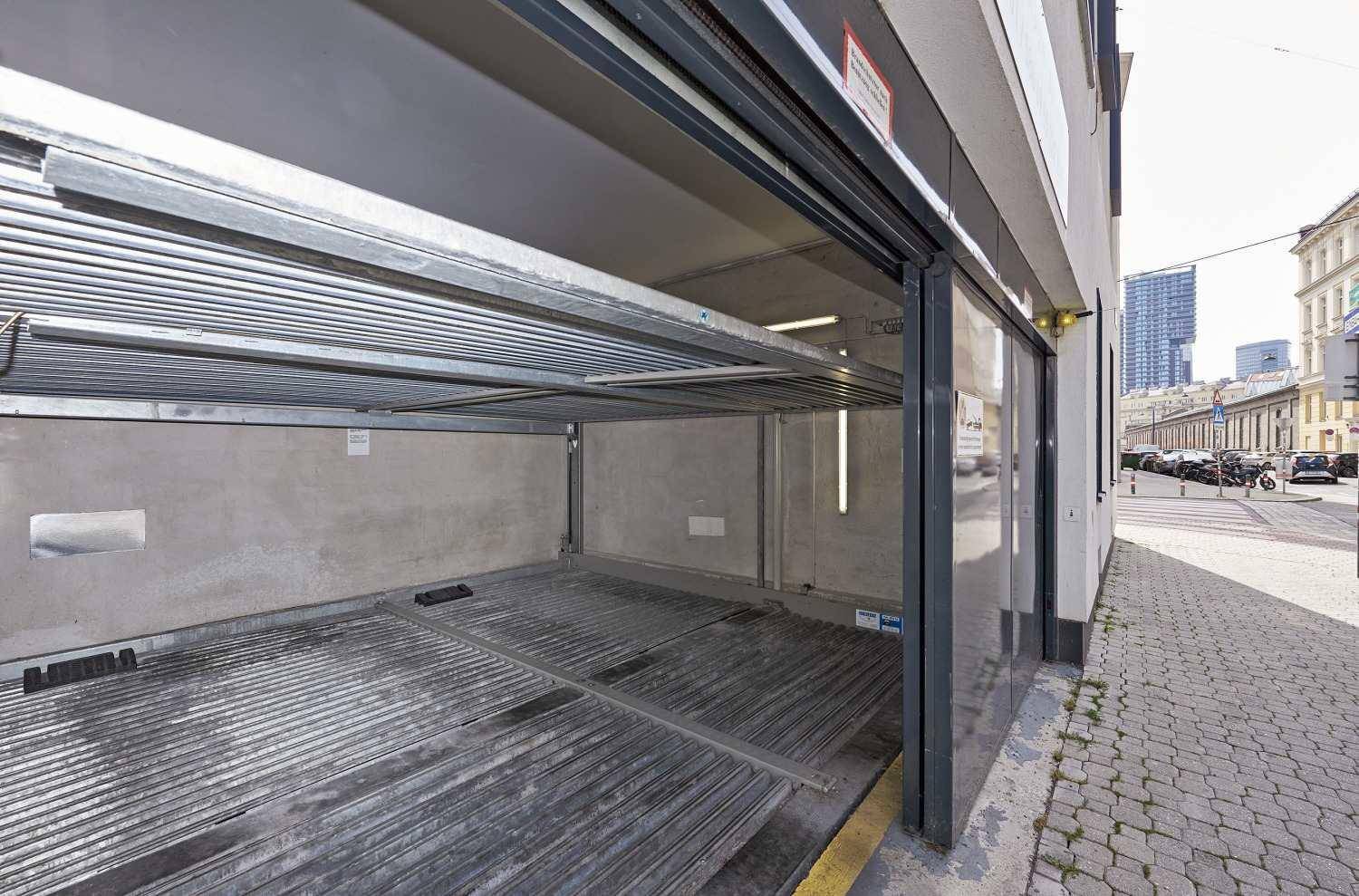Innenansicht einer modernen Tiefgarage mit automatischem Parksystem für Fahrzeuge.