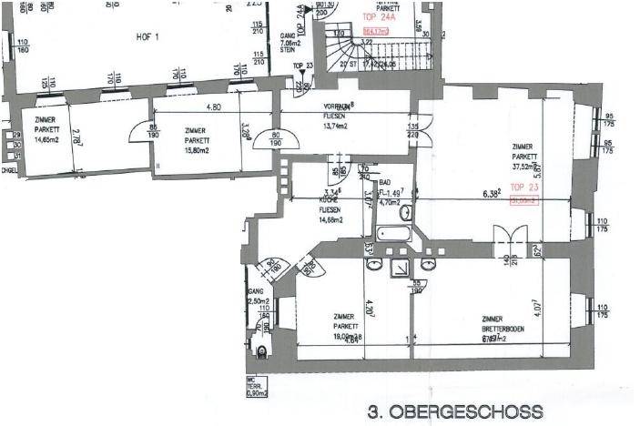 Grundriss des dritten Obergeschosses mit mehreren Zimmern, Bad und Treppenaufgang.