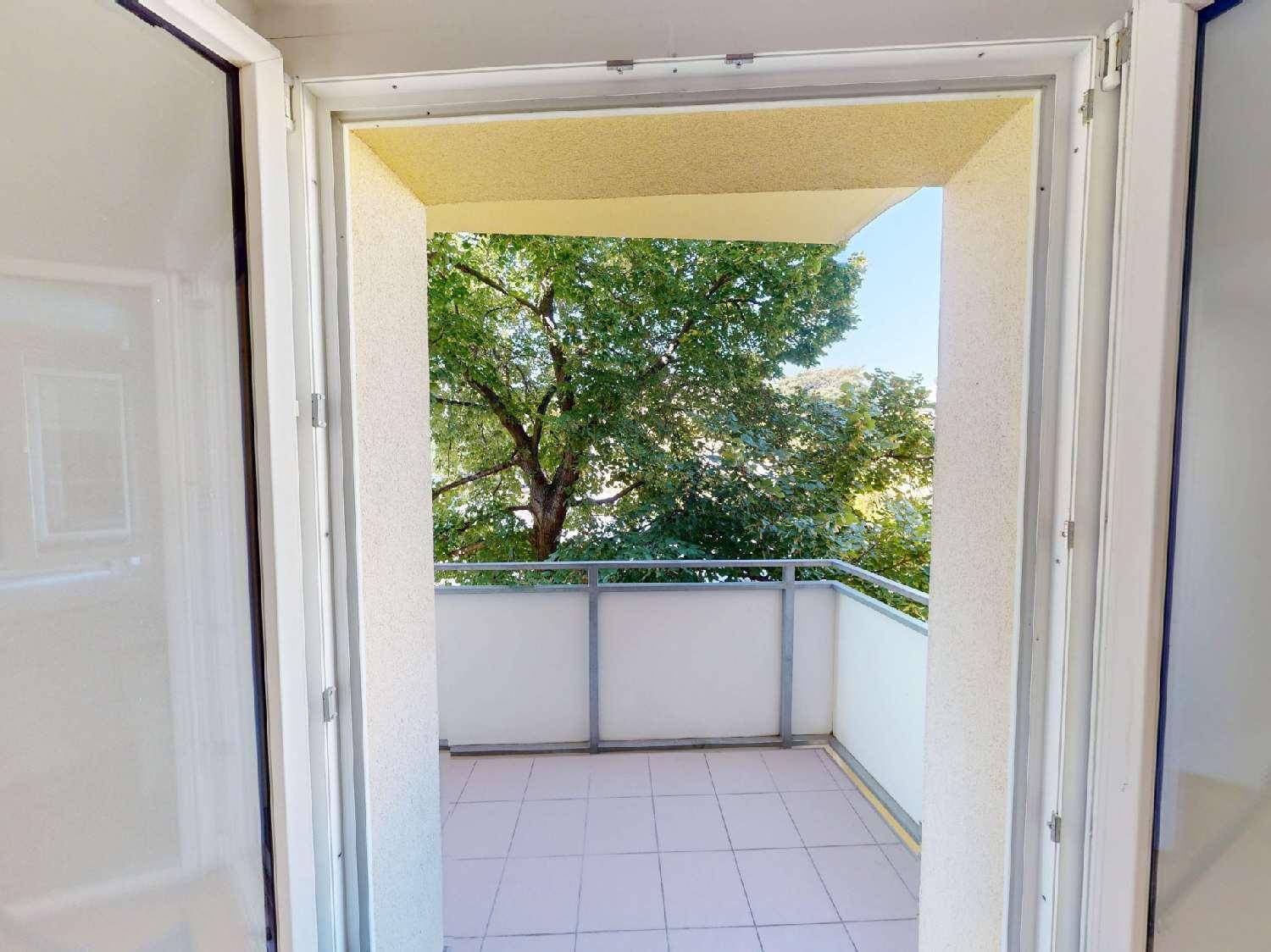 Geräumiger Balkon mit Fliesenboden und Blick ins Grüne, ideal zum Entspannen.