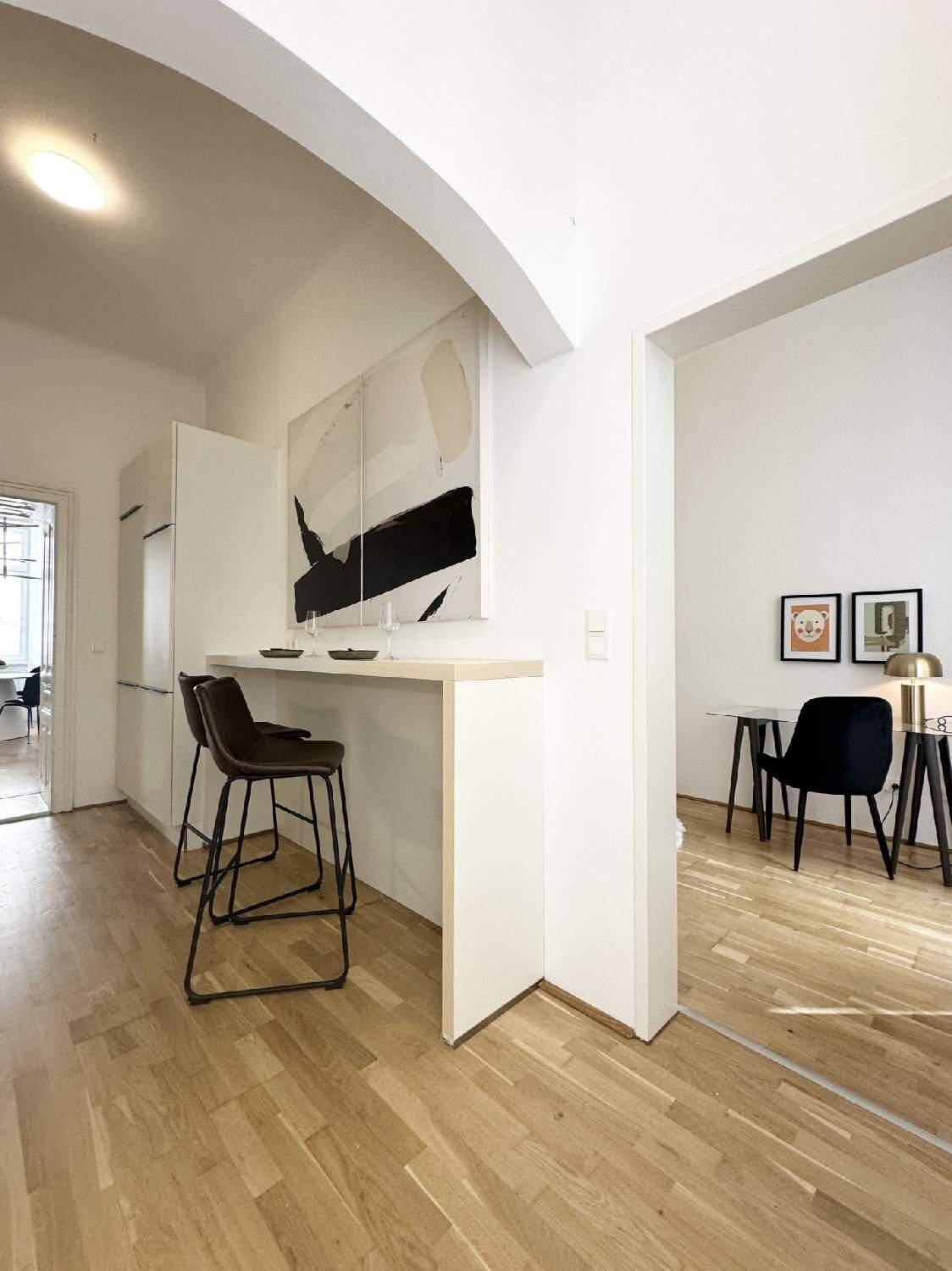 Flur mit Frühstücksbar und Blick in angrenzende Zimmer, der eine offene und einladende Atmosphäre schafft.
