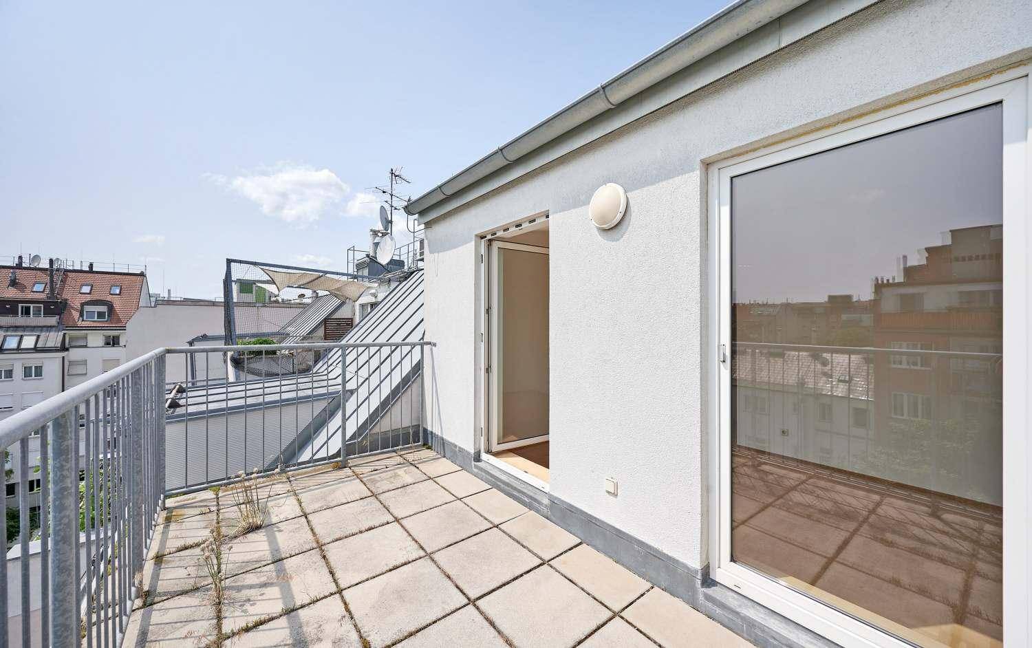 Weiterer Blick auf den Balkon mit Fliesenboden und Metallgeländer, der eine städtische Aussicht bietet.