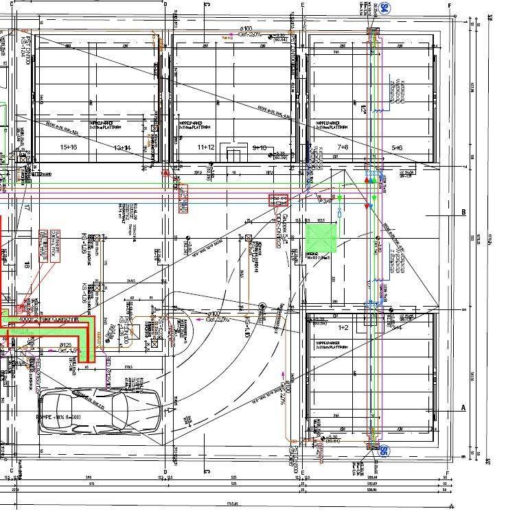 Detaillierter Grundrissplan einer Tiefgarage mit mehreren Parkplätzen und technischen Details.
