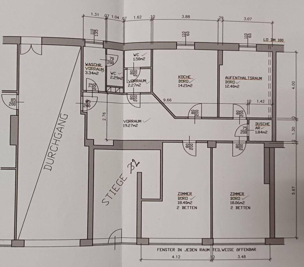 Grundrissplan mit mehreren Zimmern, Bädern, Küchenbereichen und einem Durchgang.