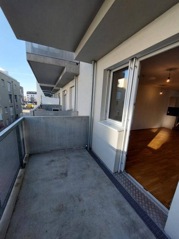 Geräumiger Balkon mit Zugang zum Wohnbereich, bietet zusätzlichen Außenraum und Tageslicht.