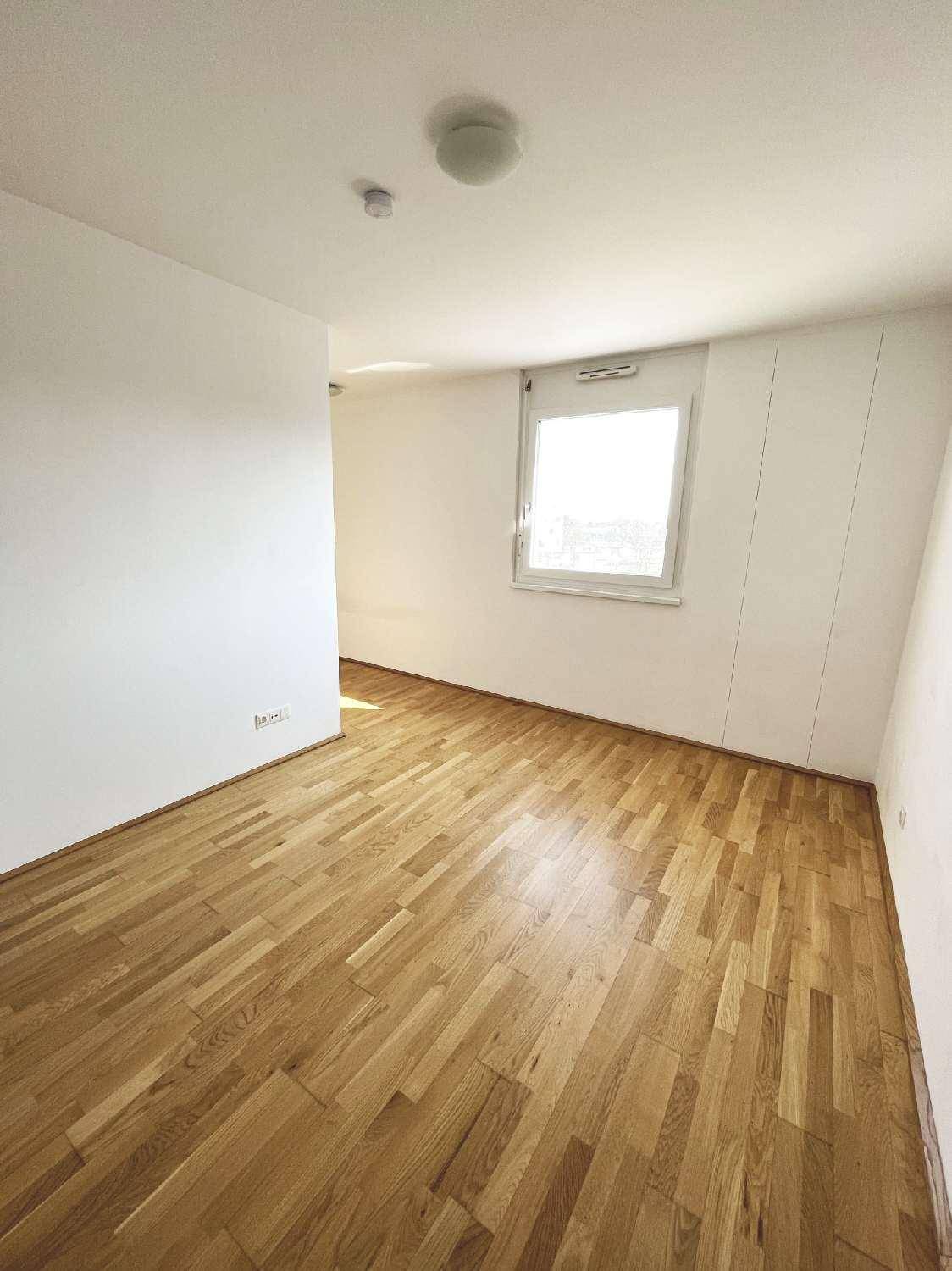 Helles Zimmer mit Parkettboden und einem Fenster, geeignet als Kinder- oder Arbeitszimmer.