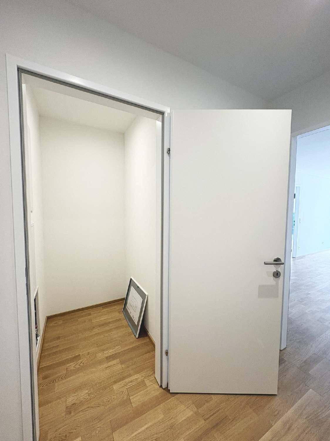 Praktischer Abstellraum mit Holzboden, ideal für zusätzlichen Stauraum im Apartment.