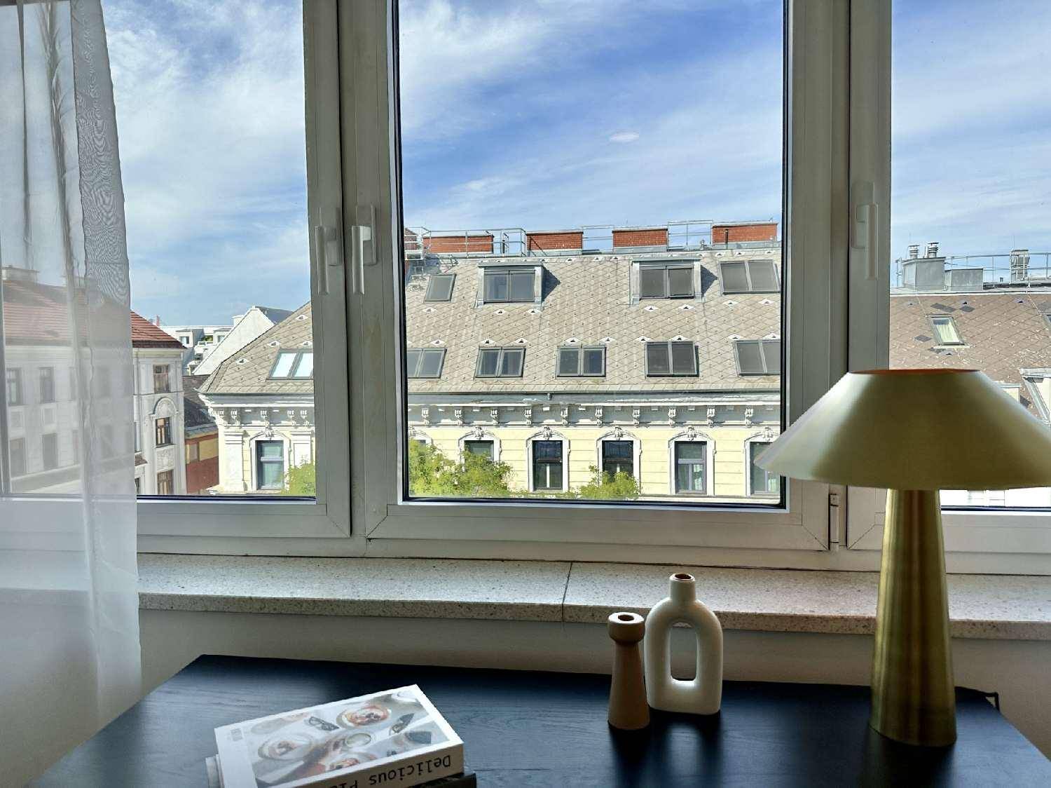 Ausblick aus dem Fenster auf die umliegenden Dächer und Gebäude der Stadt.