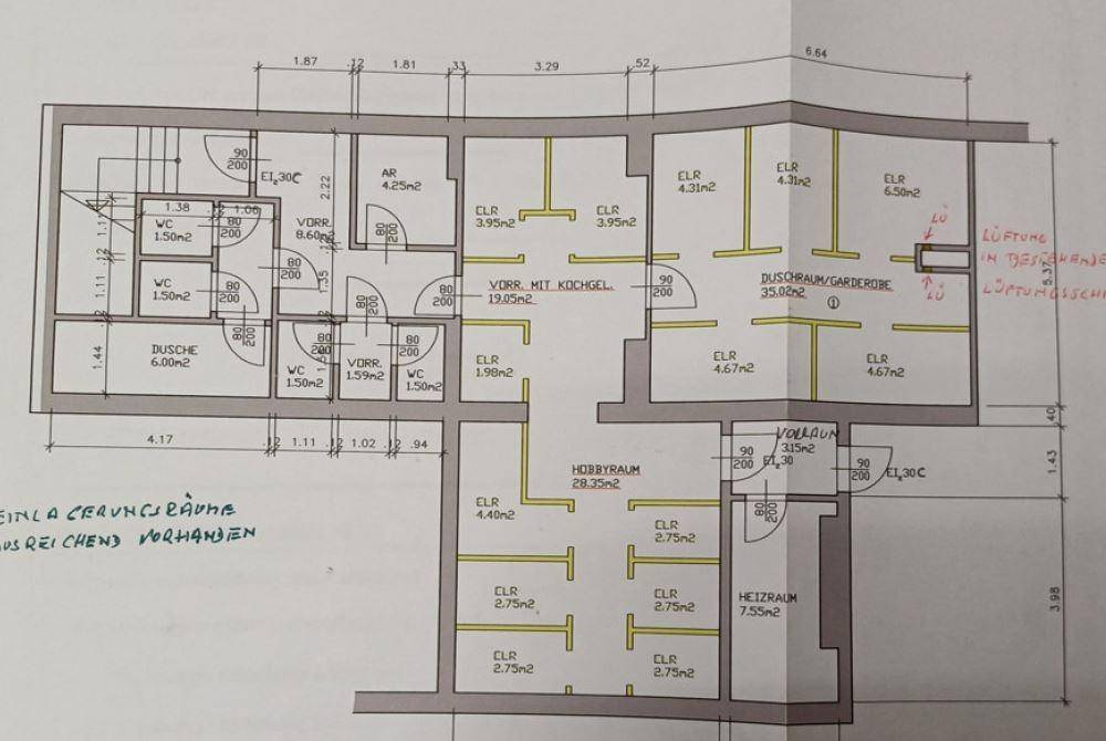 Grundrissplan mit Hobbyraum, Heizraum, mehreren kleinen Zimmern und Bädern.