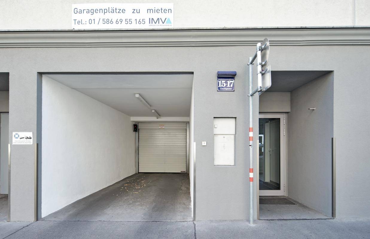 Eingangsbereich des Gebäudes mit Zufahrt zur Tiefgarage und Haupteingang.