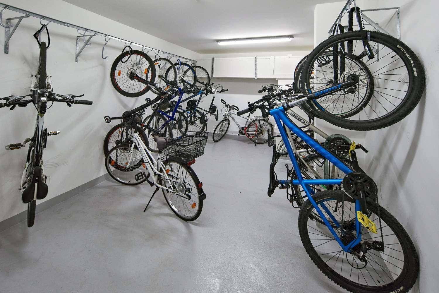 Gemeinschaftlicher Fahrradraum mit Wandhalterungen für Fahrräder.