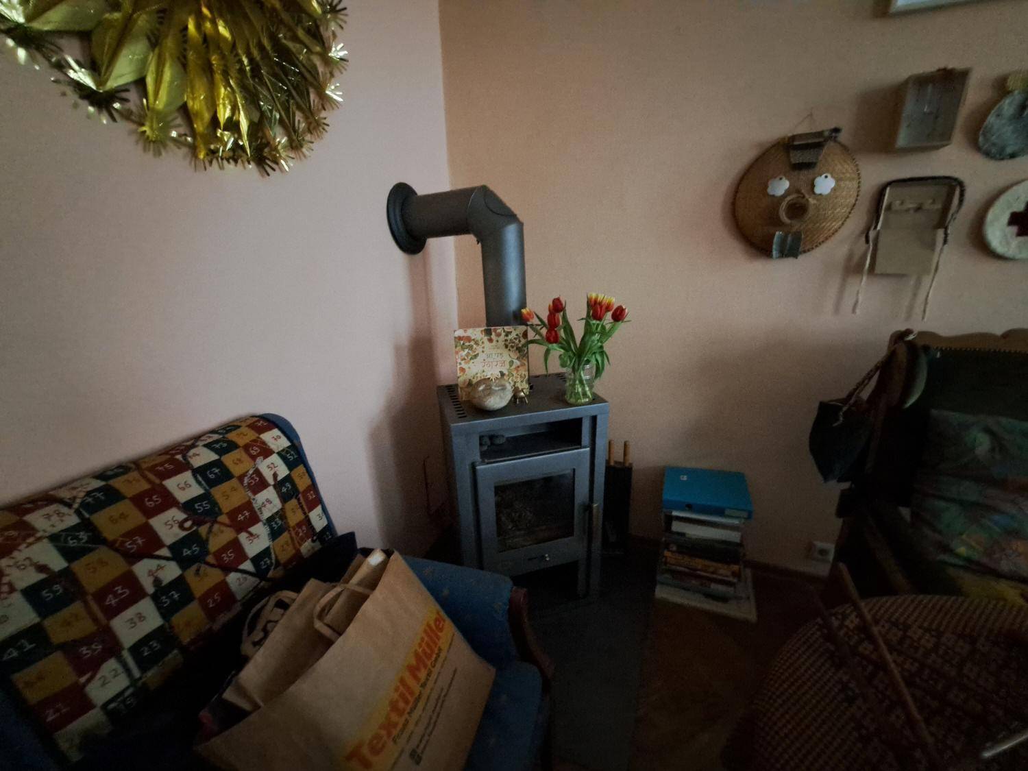 Gemütliches Wohnzimmer mit einem Holzofen, der Wärme und Atmosphäre spendet, ideal für kalte Tage.