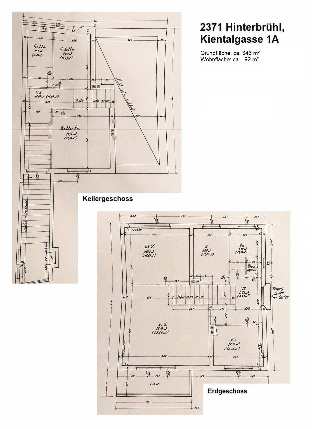 Handgezeichneter Grundriss des Keller- und Erdgeschosses mit Zugang zum Garten und Balkon.