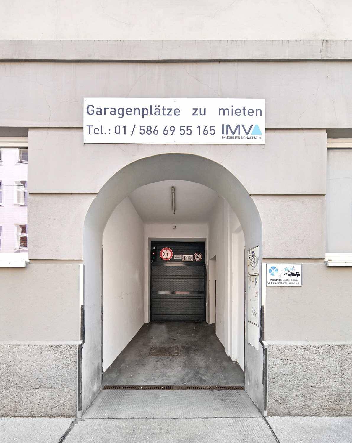 Eingang zu einer Tiefgarage mit einem Schild "Garagenplätze zu mieten".