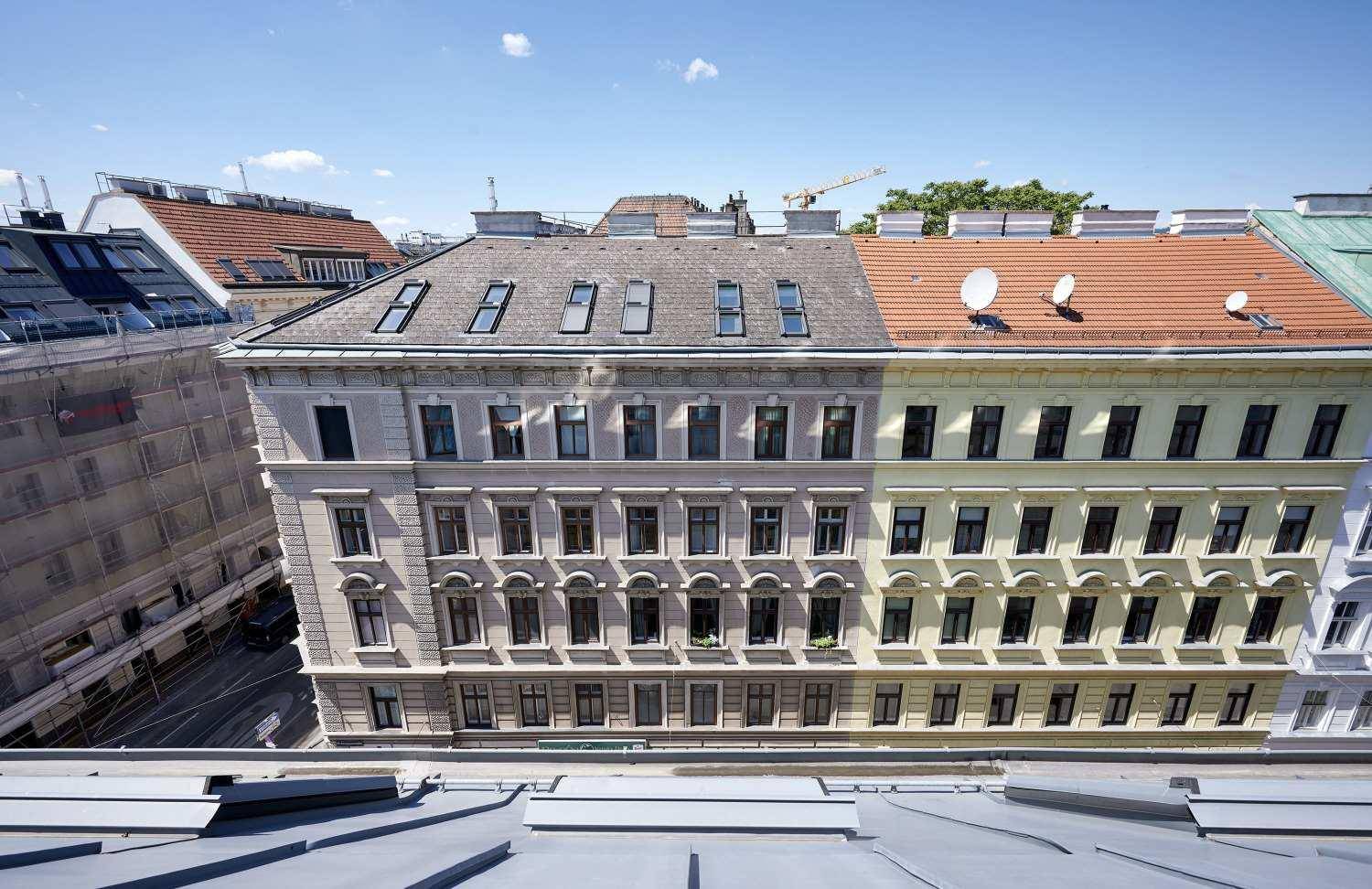 Dachlandschaft von Wien mit Blick auf mehrere historische Gebäude und den Stadthorizont.