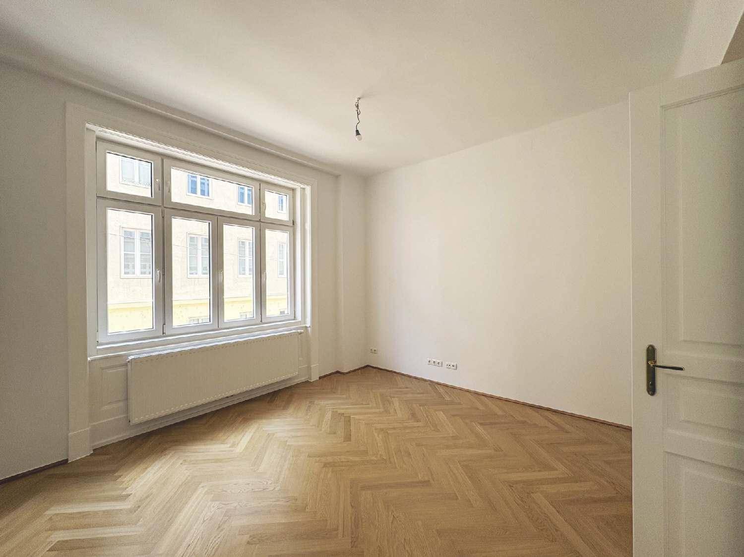 Helles Zimmer mit Fischgrätparkett und großem Fenster, ideal als Schlaf- oder Arbeitszimmer nutzbar.