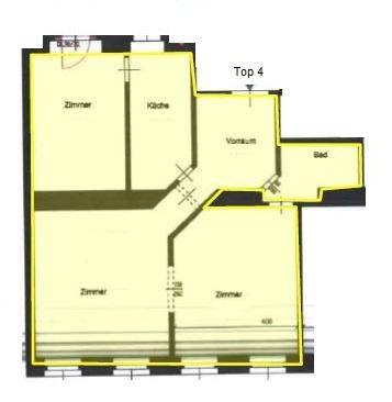 Grundriss der Wohnung Top 4 mit mehreren Zimmern, Küche, Vorraum und Bad.