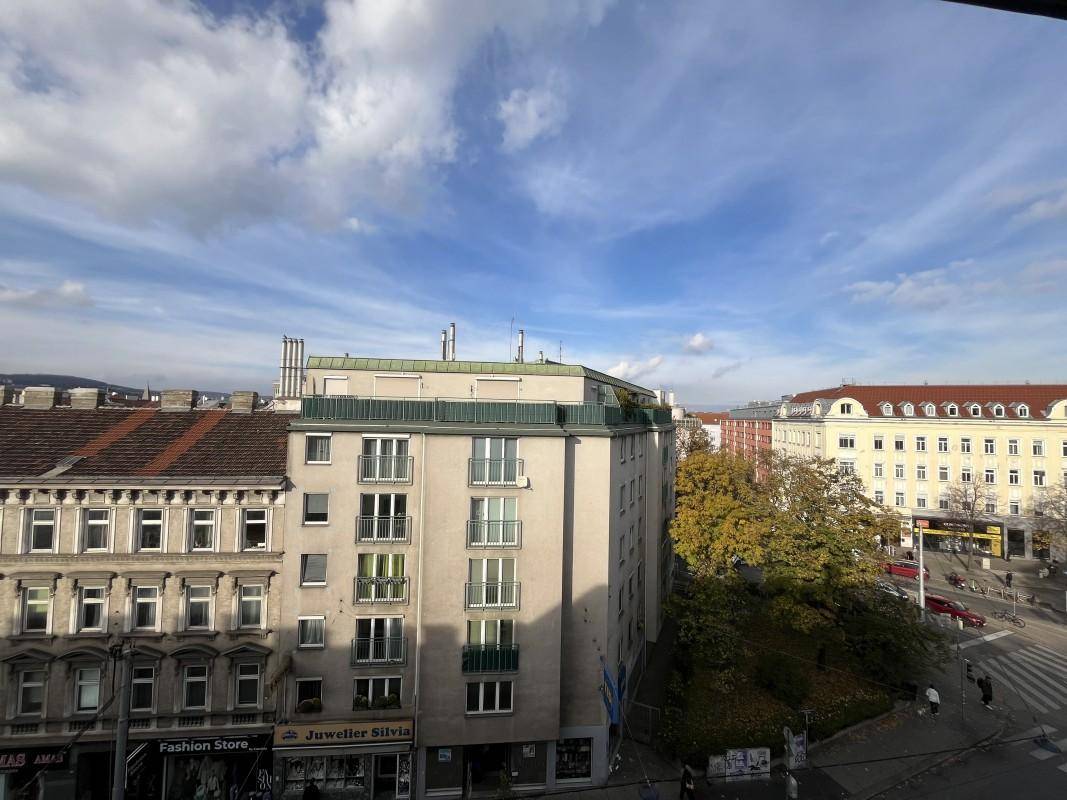 Panoramablick über die Stadt mit verschiedenen Gebäuden und Straßen.