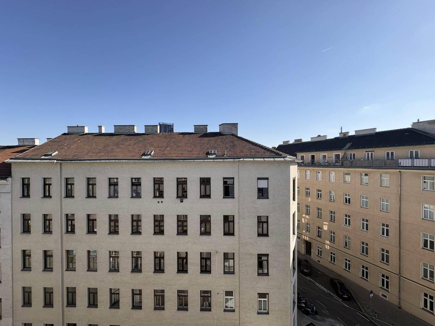 Blick auf die umliegenden Gebäude und Dächer der Stadt.