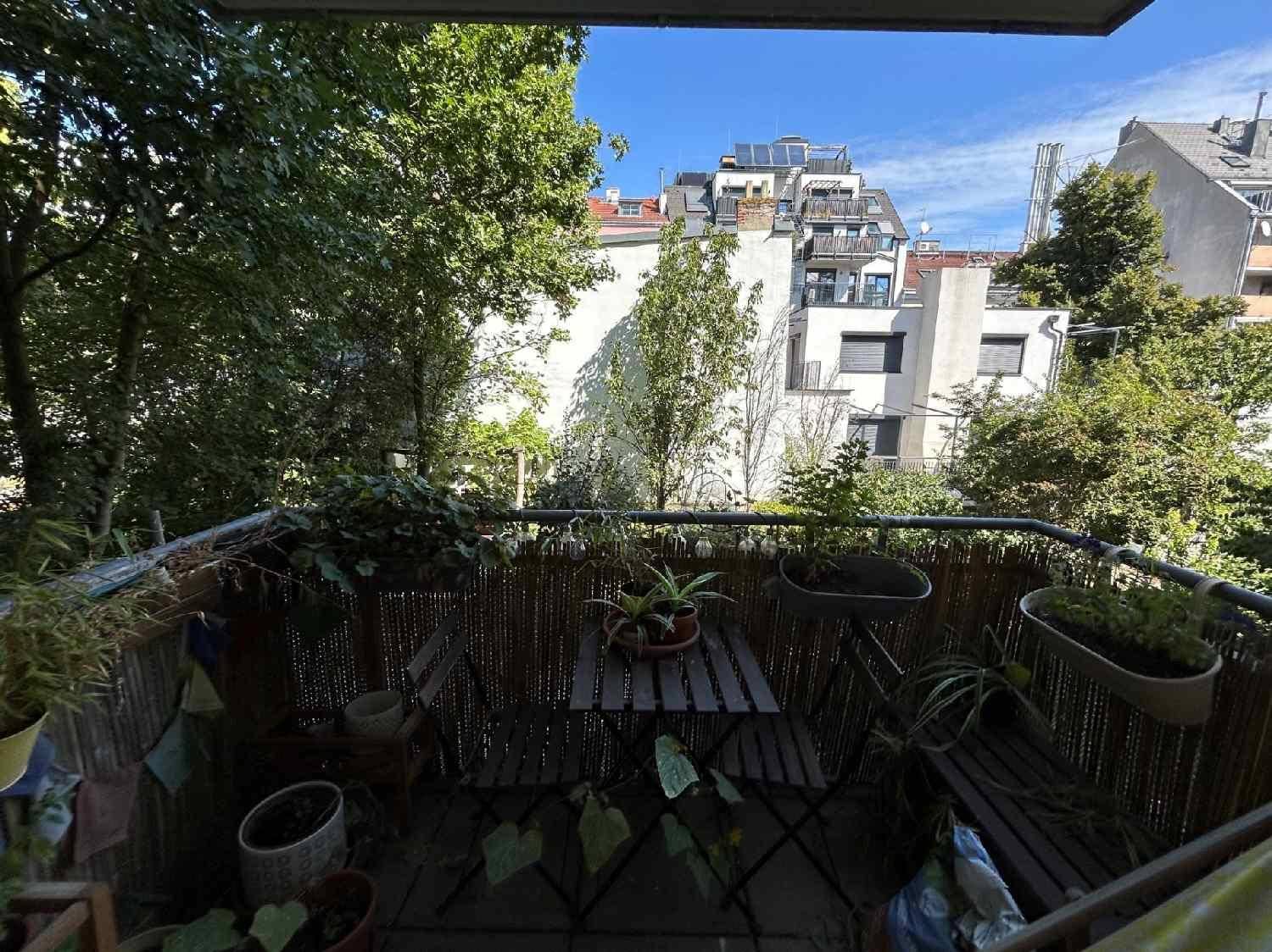 Gemütlicher Balkon mit Pflanzen, Sitzgelegenheiten und einem schönen Blick ins Grüne.