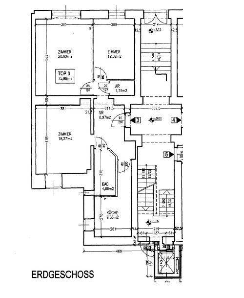 Grundriss des Erdgeschosses mit drei Zimmern, Küche, Bad und Treppenhaus.